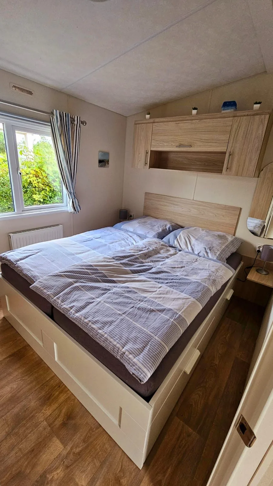 Elternschlafzimmer mit Doppelbett und Kleiderschrank