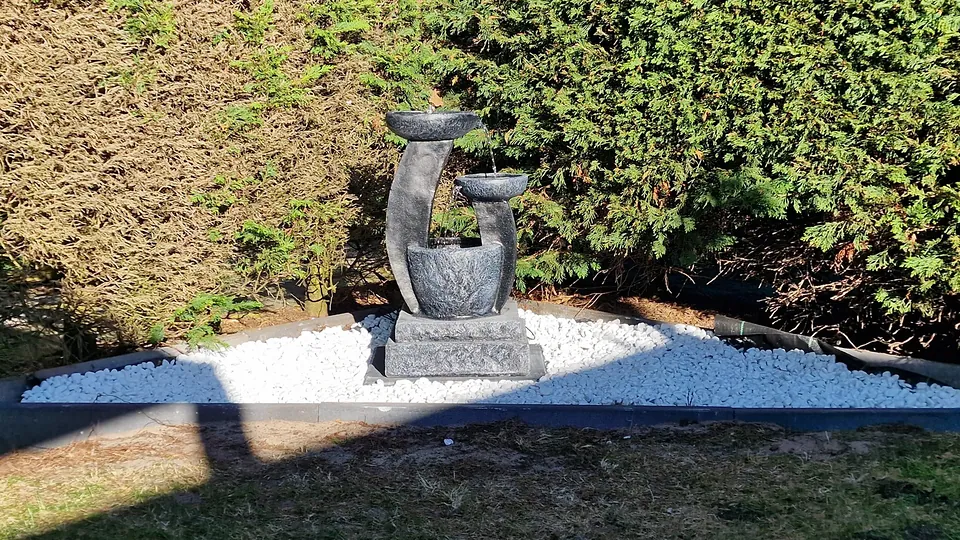 Kleiner Zierbrunnen im gepflegten Garten