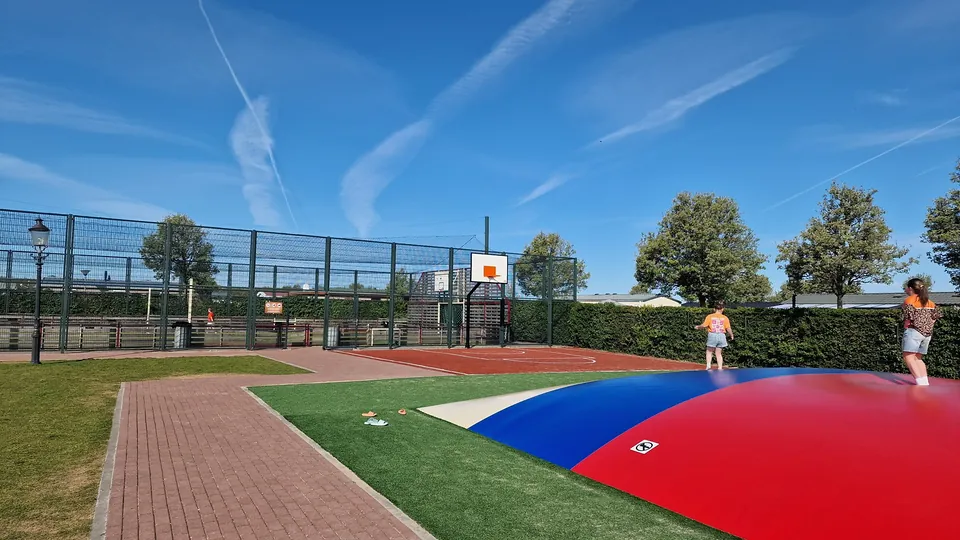 Springkissen und Sportfeld auf der Julianahoeve