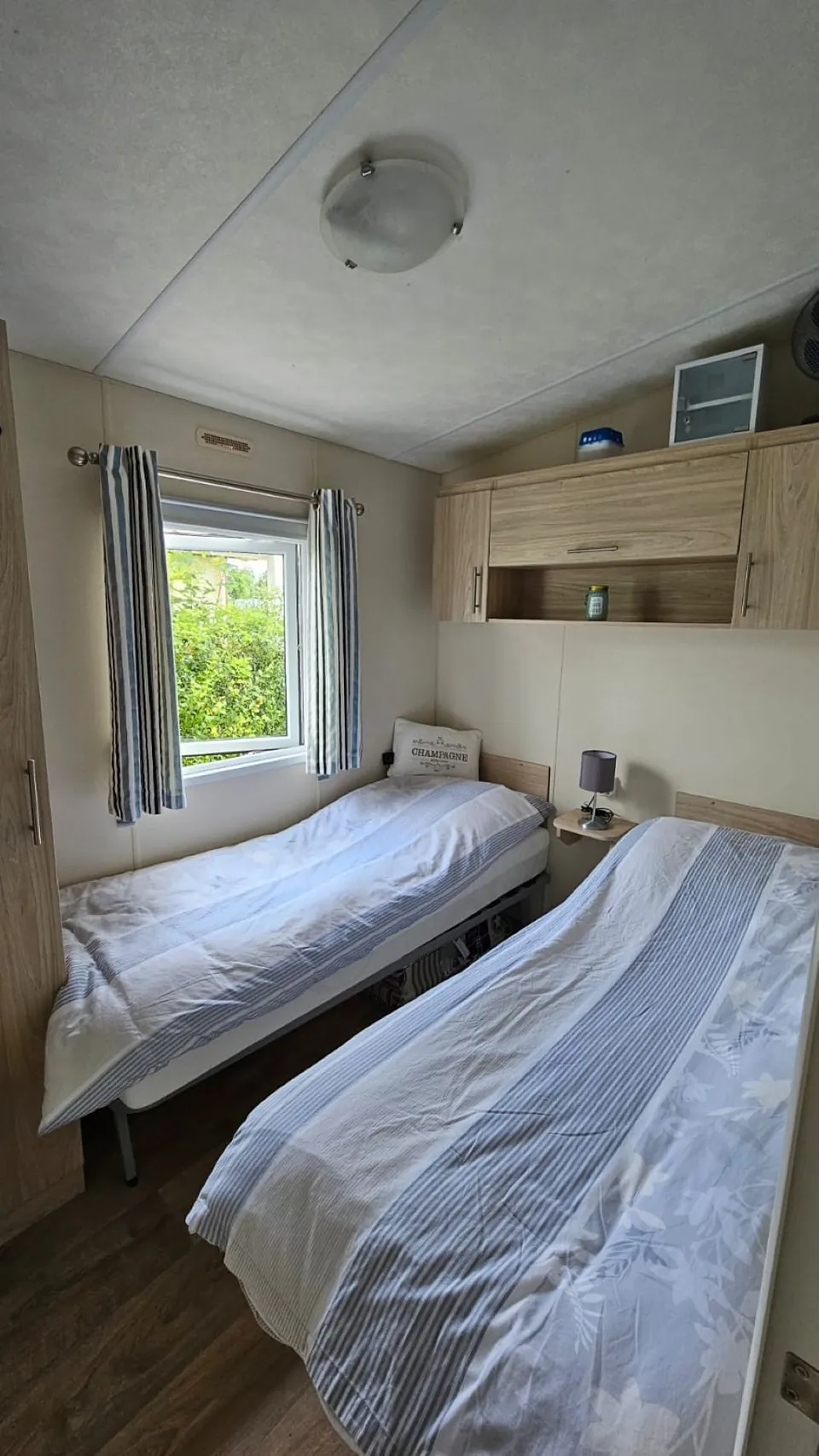 Zweites Schlafzimmer mit zwei Einzelbetten