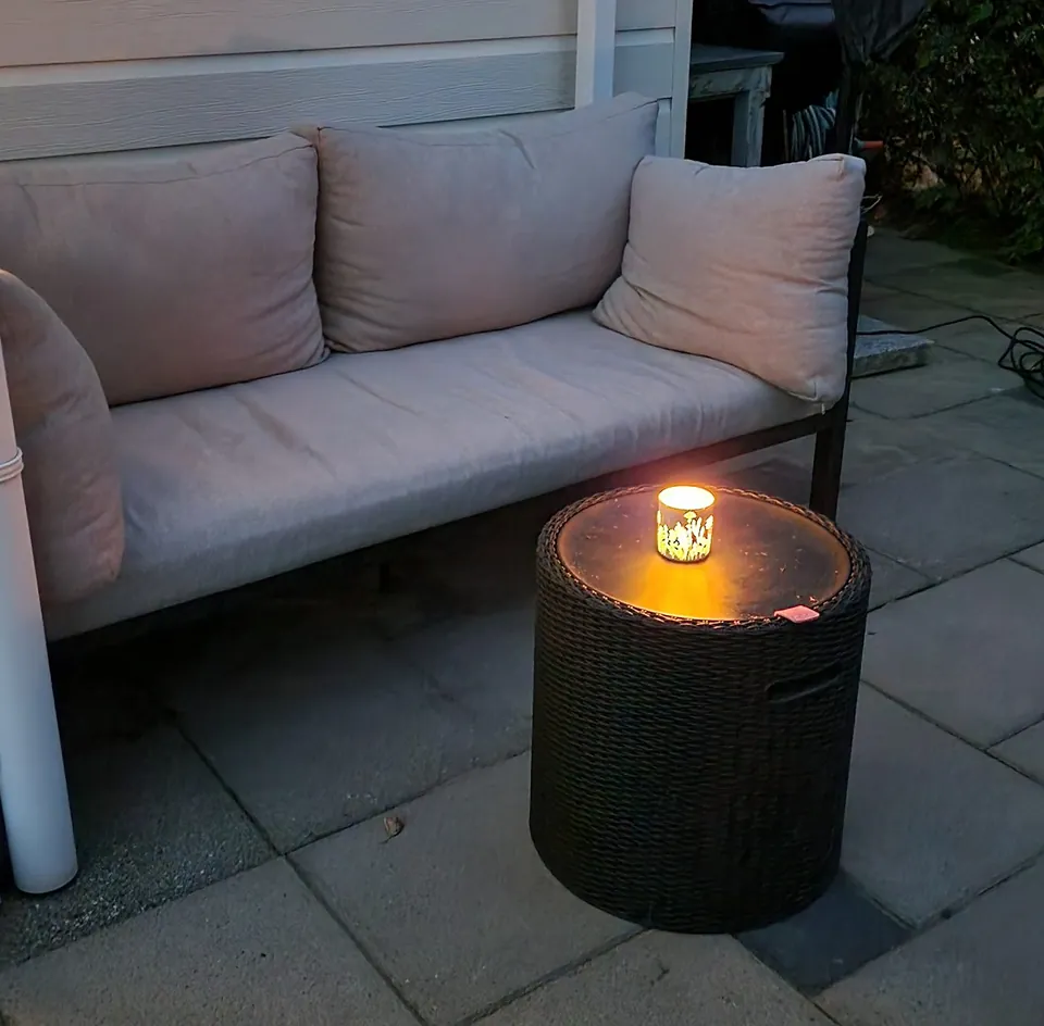 Outdoor-Lounge mit Windlicht auf der Terrasse