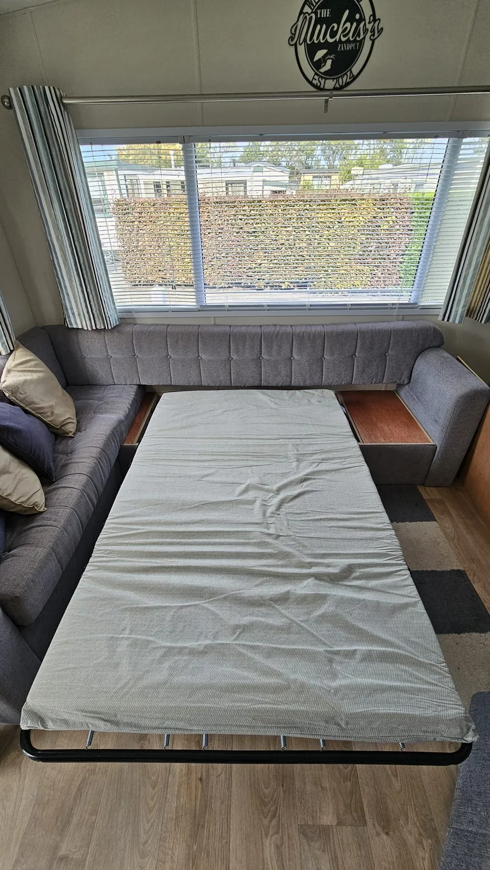 Ausgeklapptes Schlafsofa im Wohnbereich