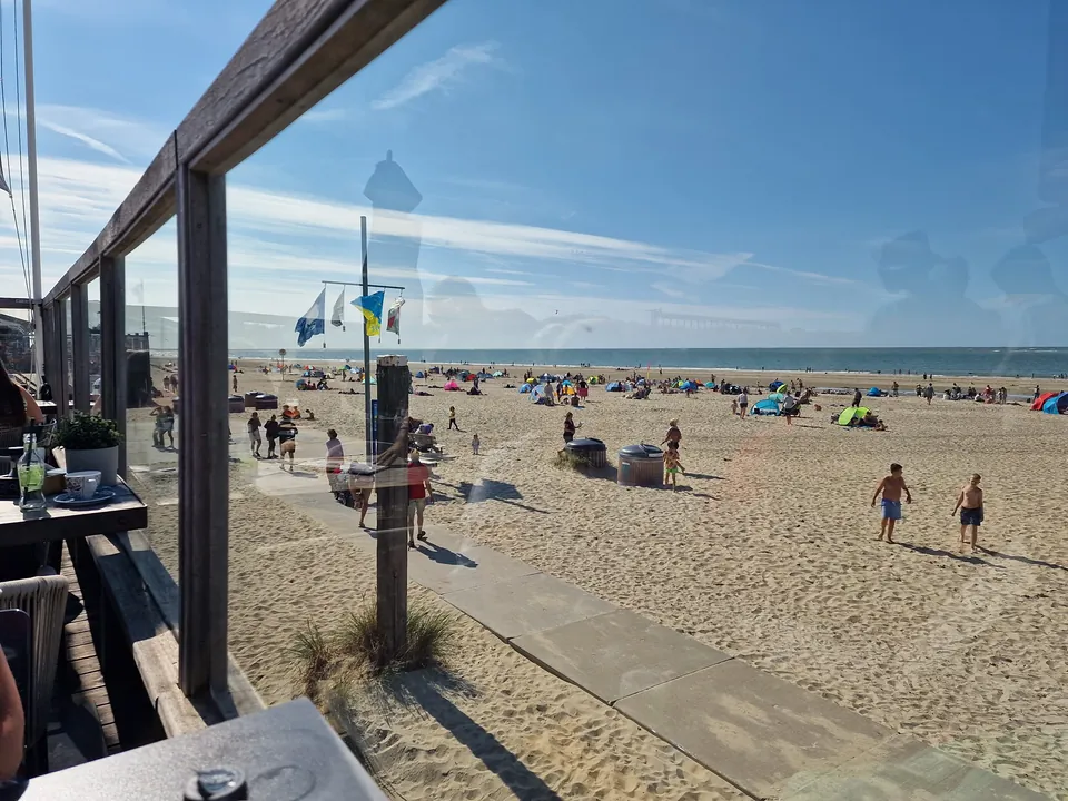 Blick vom Strandpavillon auf den breiten Sandstrand von Renesse