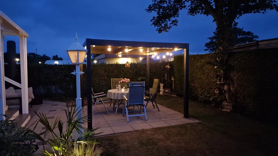 Terrasse und Pergola des Chalets am Abend