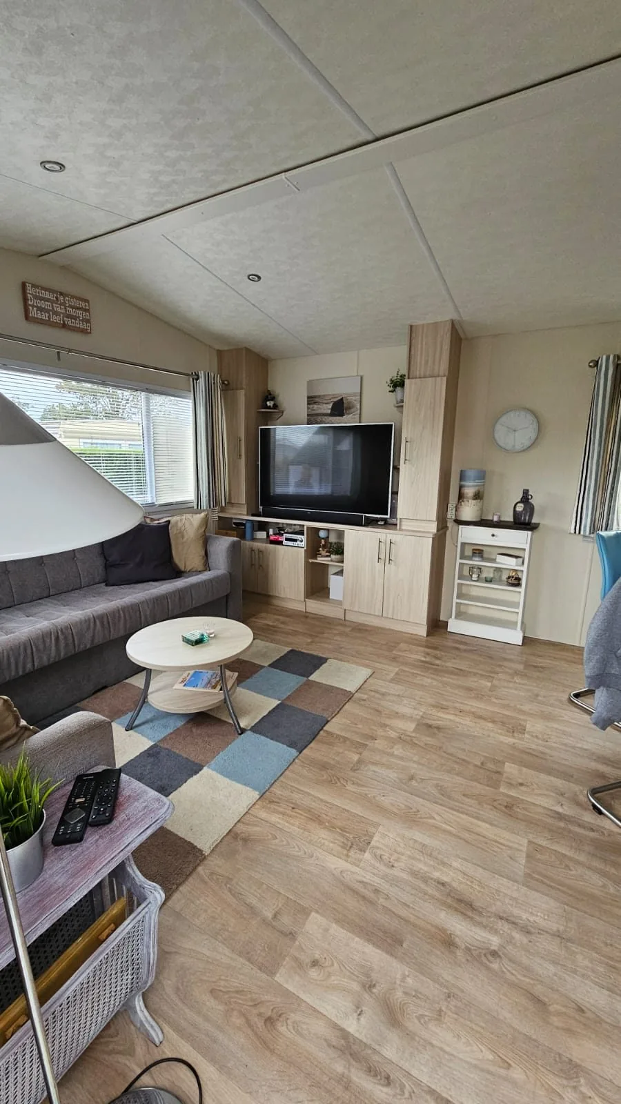 Wohnzimmer mit Ecksofa (Schlaffunktion) und 55-Zoll-Smart-TV
